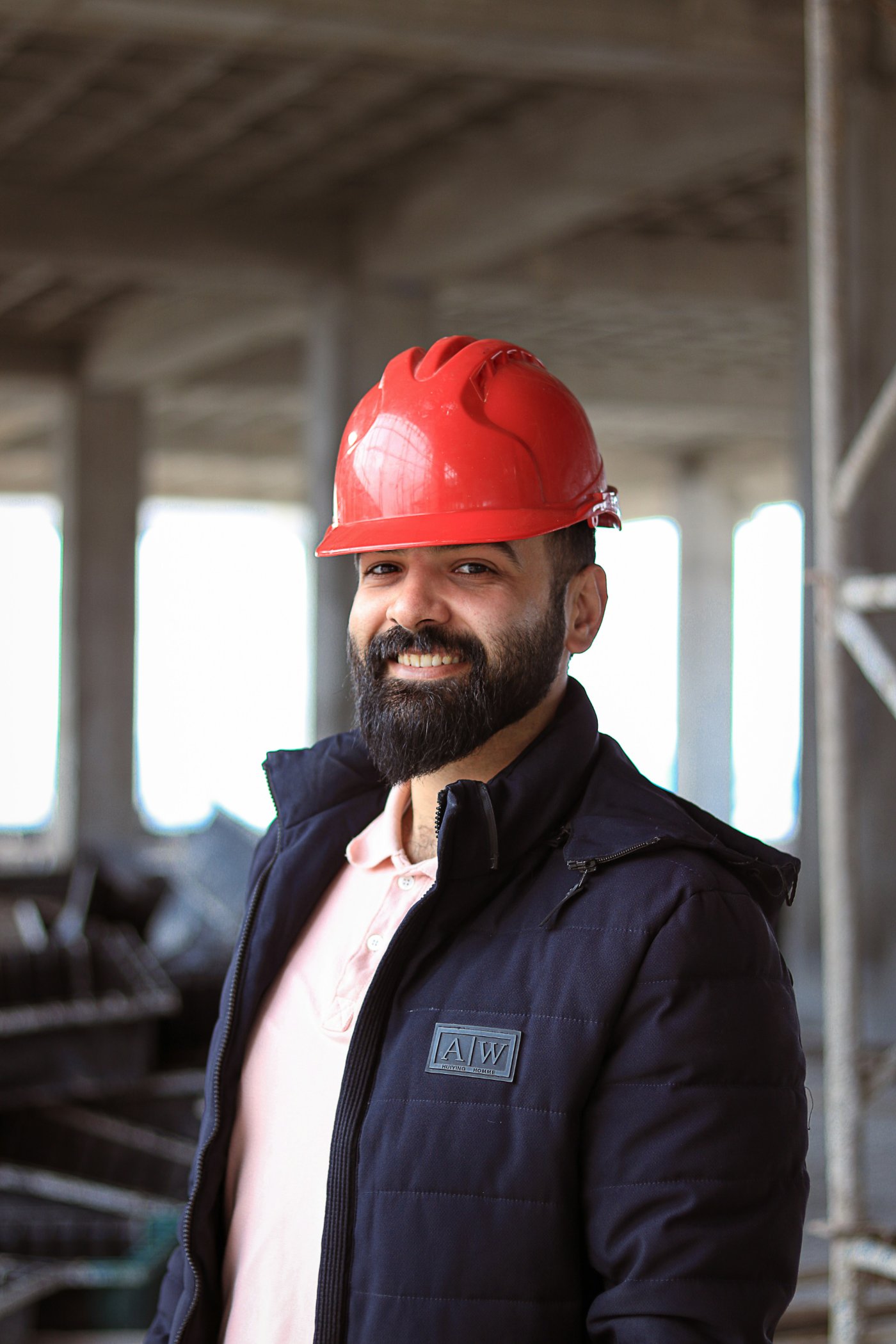 Trabalhador sorrindo com capacete de segurança